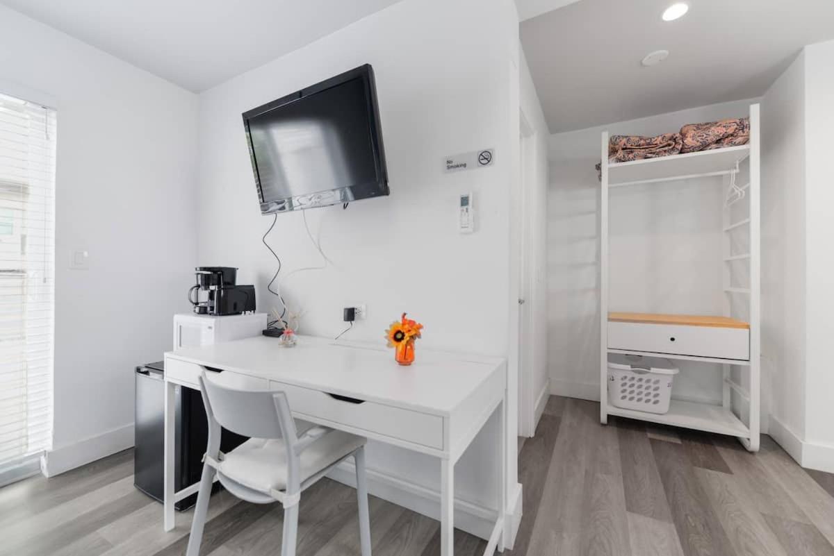 Cozy 1 Bedroom With Pool Steps From The Beach #47 할리우드 외부 사진